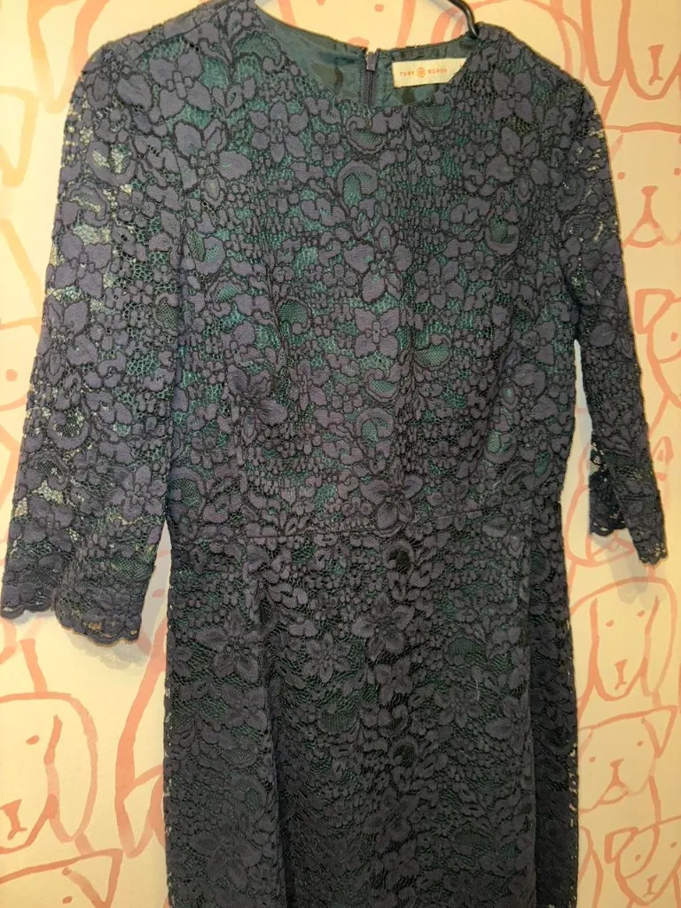 TORY BURCH Boho blue lace over green lined floral lace sheath cocktail knee dress - Image 2