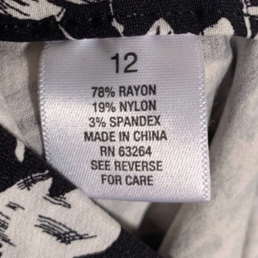 Roz & Ali Black and White Floral Cropped Pant - Image 5