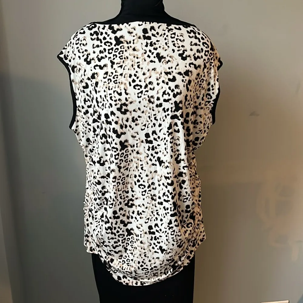 Vince Camuto Leopard Print Ruched Front Black Contrast Trim Sleeveless Top 1X - Image 2