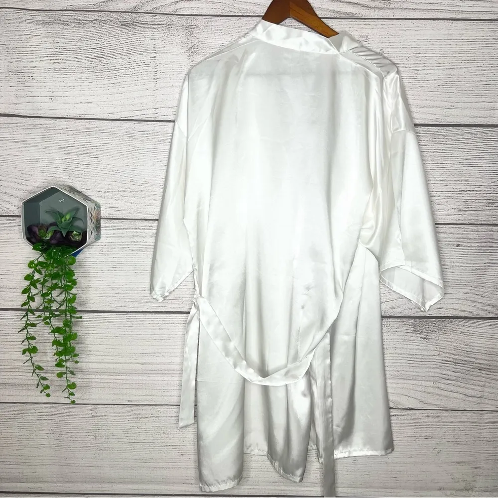Elegant White Satin Kimono Robe Size L - Image 4