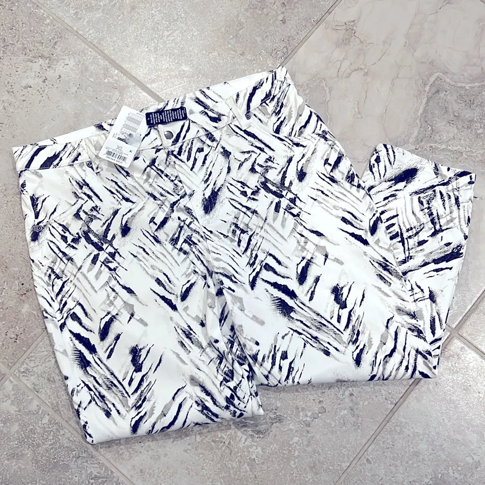 NEW HUE High Rise Denim Capri White Zebra Pants Size XL, Retail $54 - Image 2