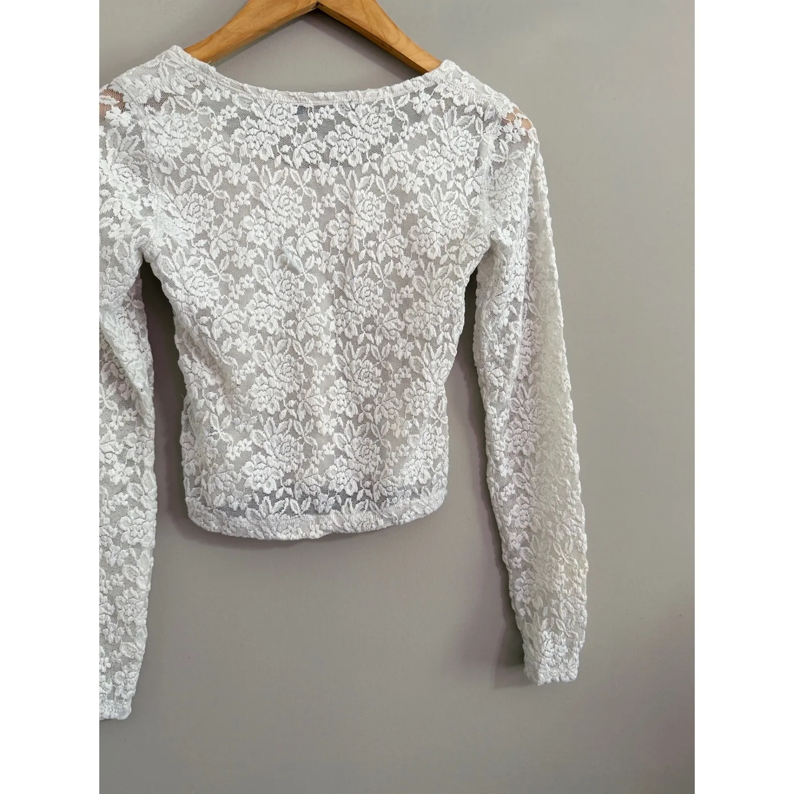 Abercrombie Fitch White Lace Long Sleeve Crop Top XS‎ Floral Sheer - Image 3
