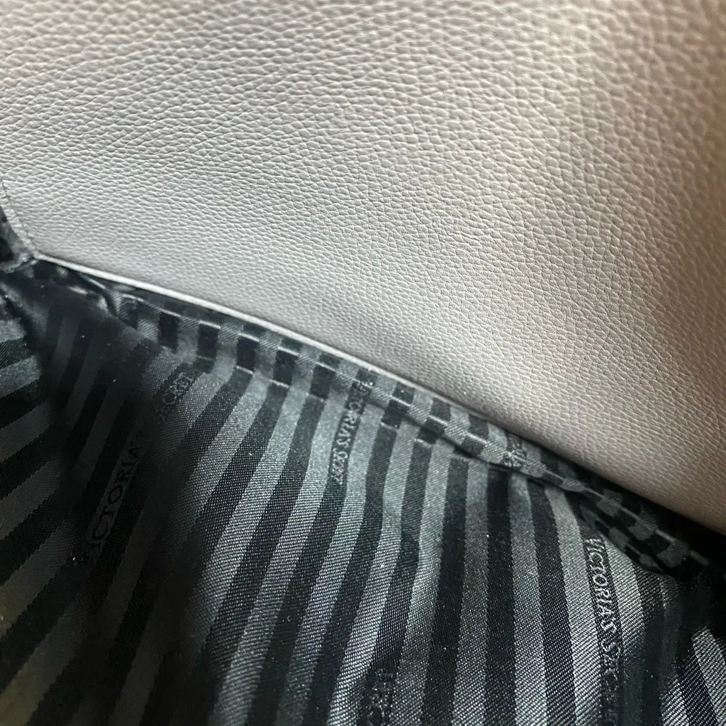 Victorias Secret pebbled V‎ quilted handbag, satchel, purse expandable, gray - Image 10