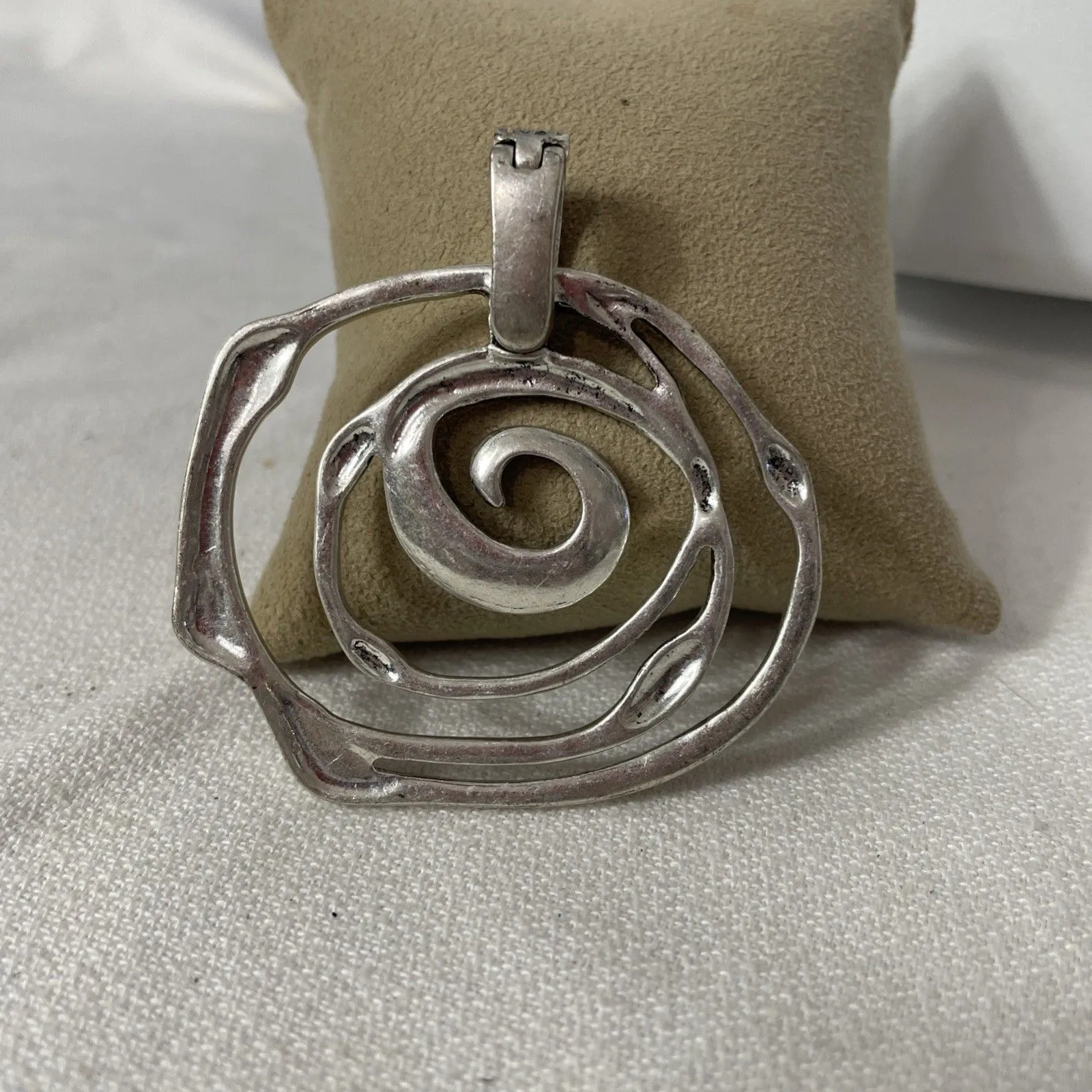 Vintage Premier Design Silver Swirl Pendant W/magnetic Bale - Image 2