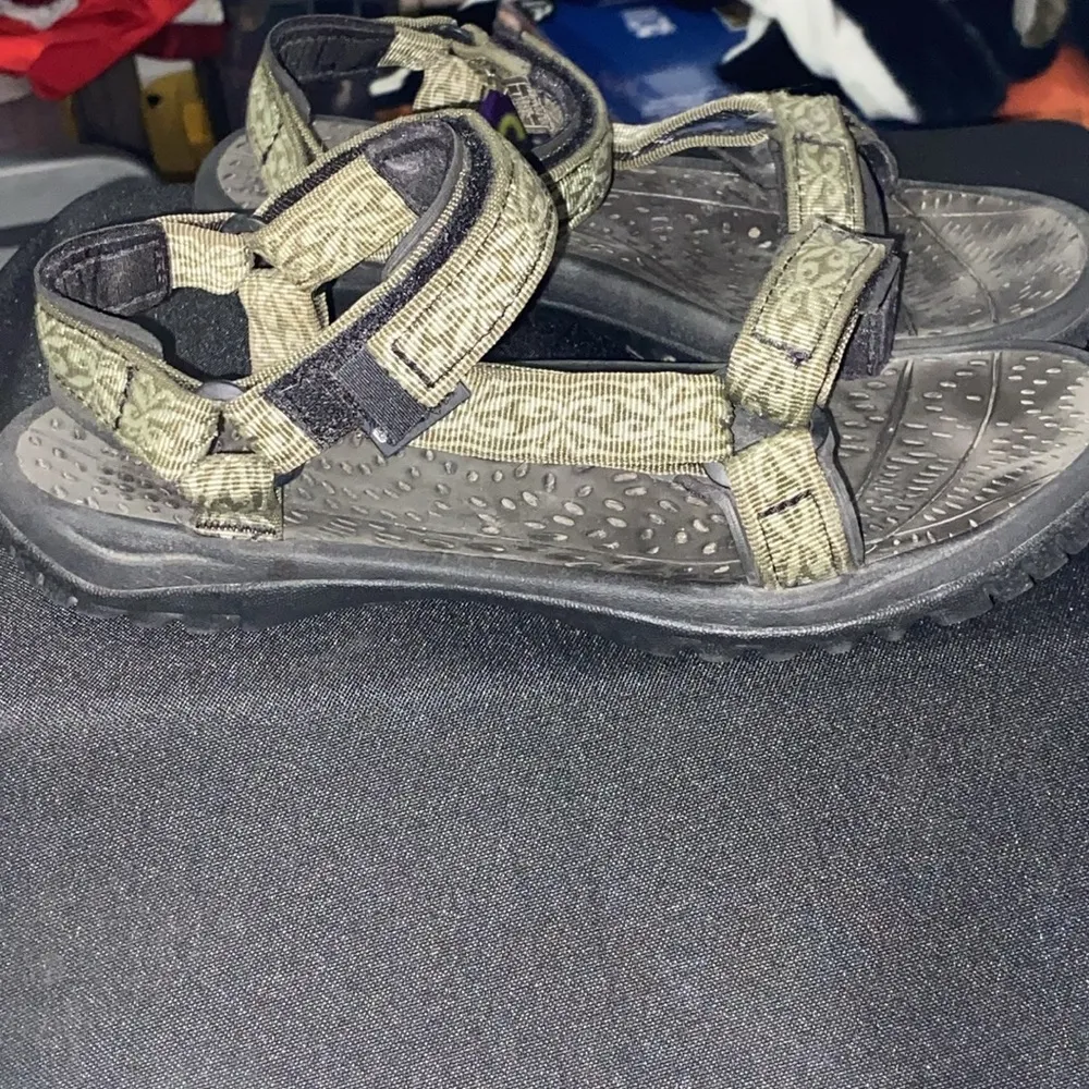 TEVA WO size 7 Black and Olive Green Sandals Hook and Loop closure clean - Image 4
