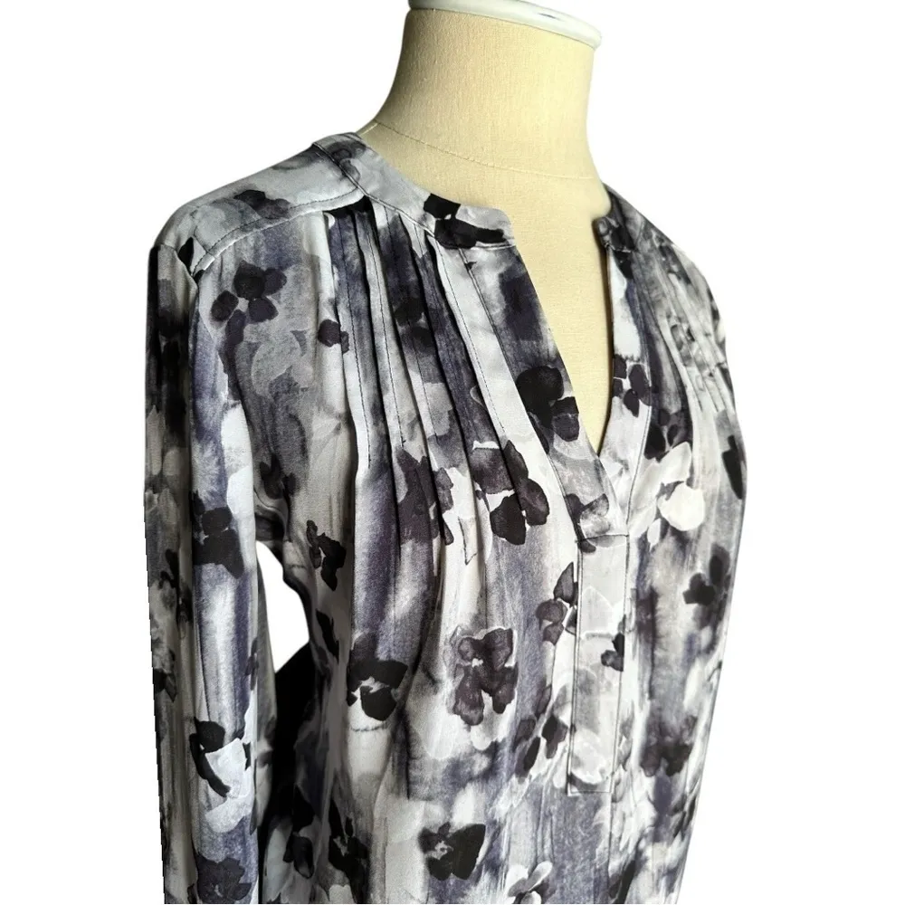 Simply Vera Vera Wang Gray Black Floral Watercolor Tunic Blouse Size Small - Image 3