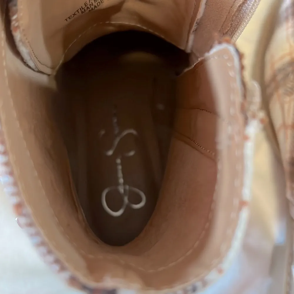 combat boot cap-toe white & brown plaid print size 8 NIB - Image 10