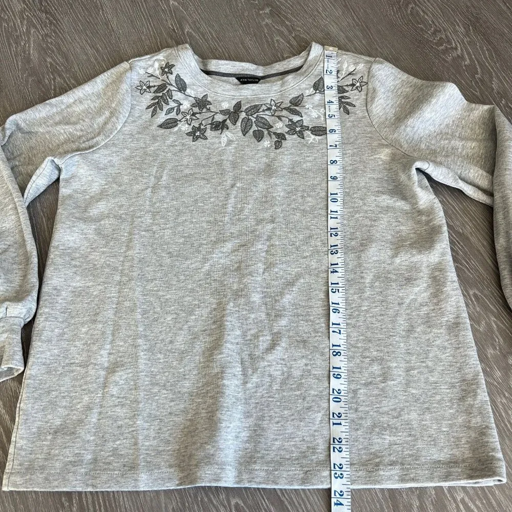 Ann Taylor Sweatshirt Womens Medium Floral Embroidered Gray - Image 4