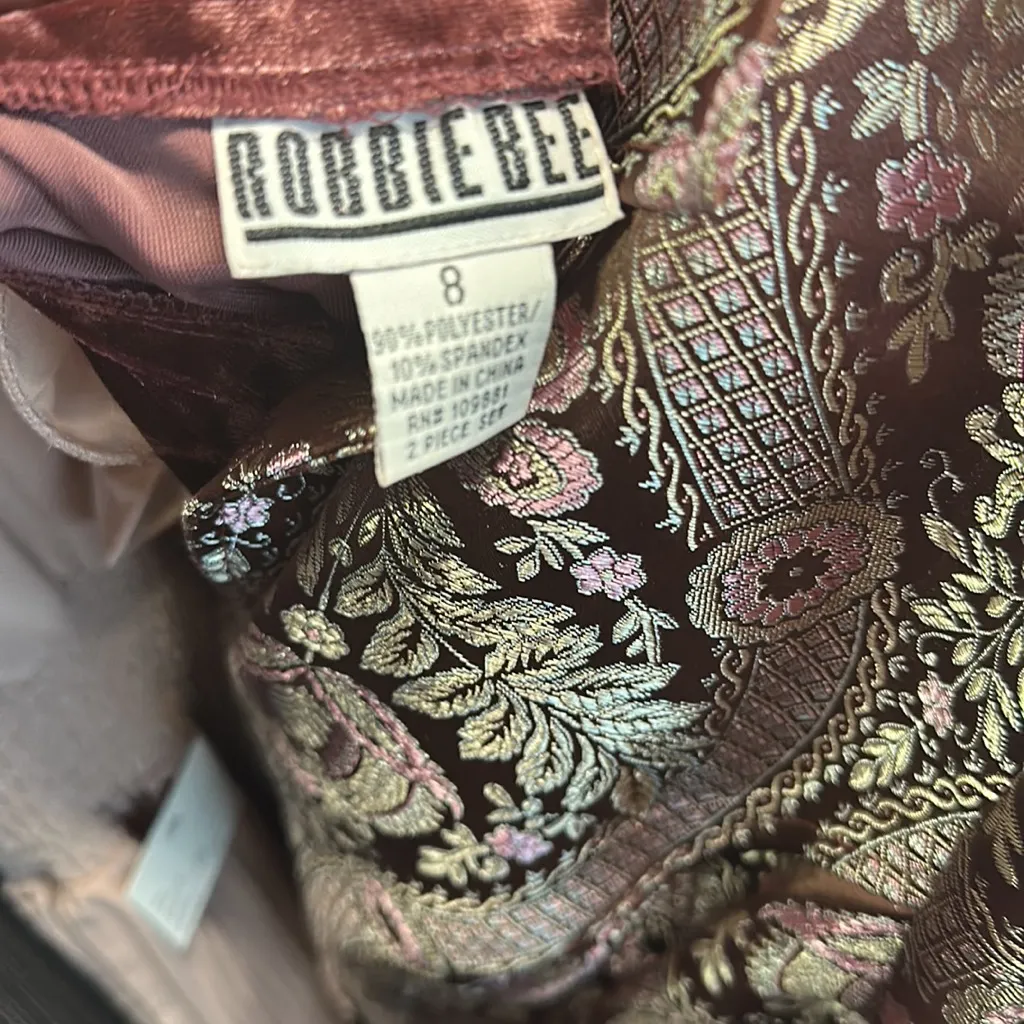 Size 8 two piece suit - Image 2