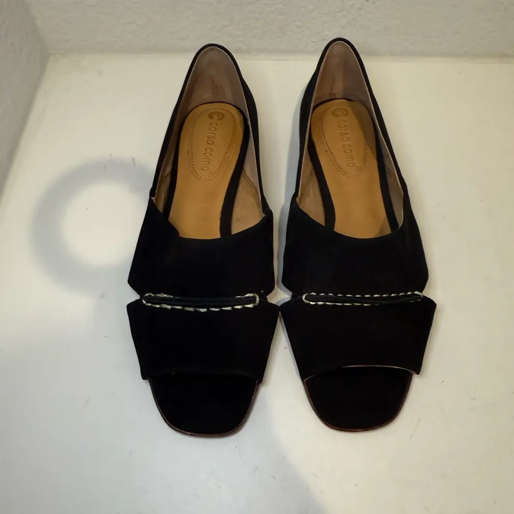 Corso Como Annalyn Open Toe Black Suede Flats Size 7.5 Italian Leather - Image 4