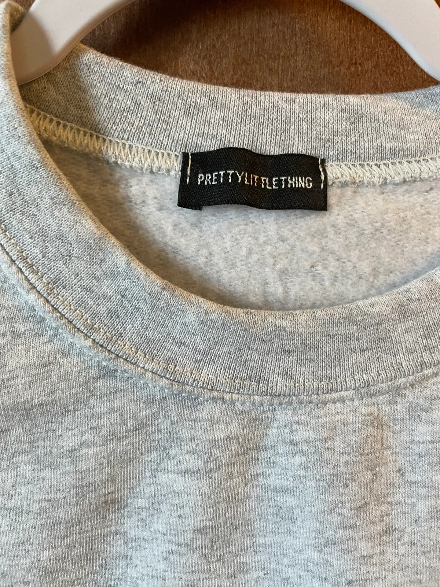 Pretty Little Thing  Cropped Sweatshirt - Image 3