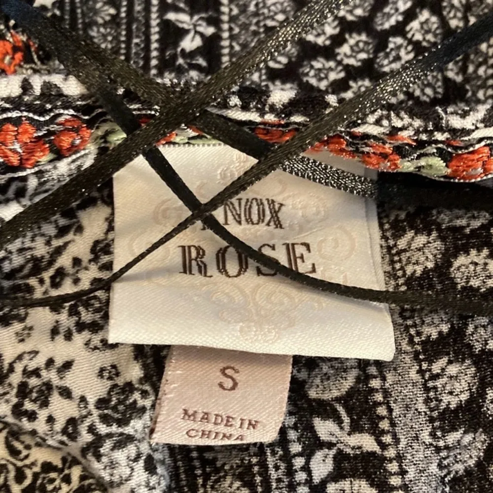 Knox Rose Black and White Printed Midi Dress - Image 15