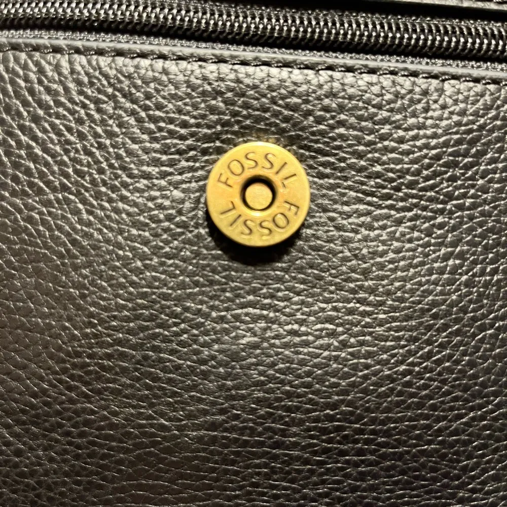 Fossil Black and White Crossbody Bag with Minimalist Design - Image 10