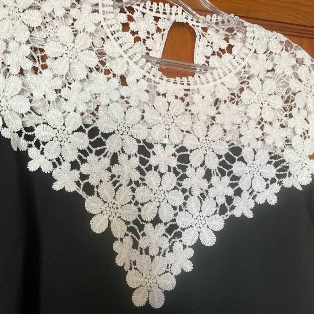 Couer de Vague floral embroidery top with peek a boo sleeve. Size M Size M - Image 3