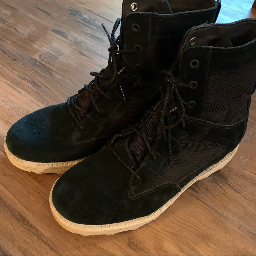 Women’s Sorel tactical Caribou Waterproof Black Boot Size 10 - Image 4