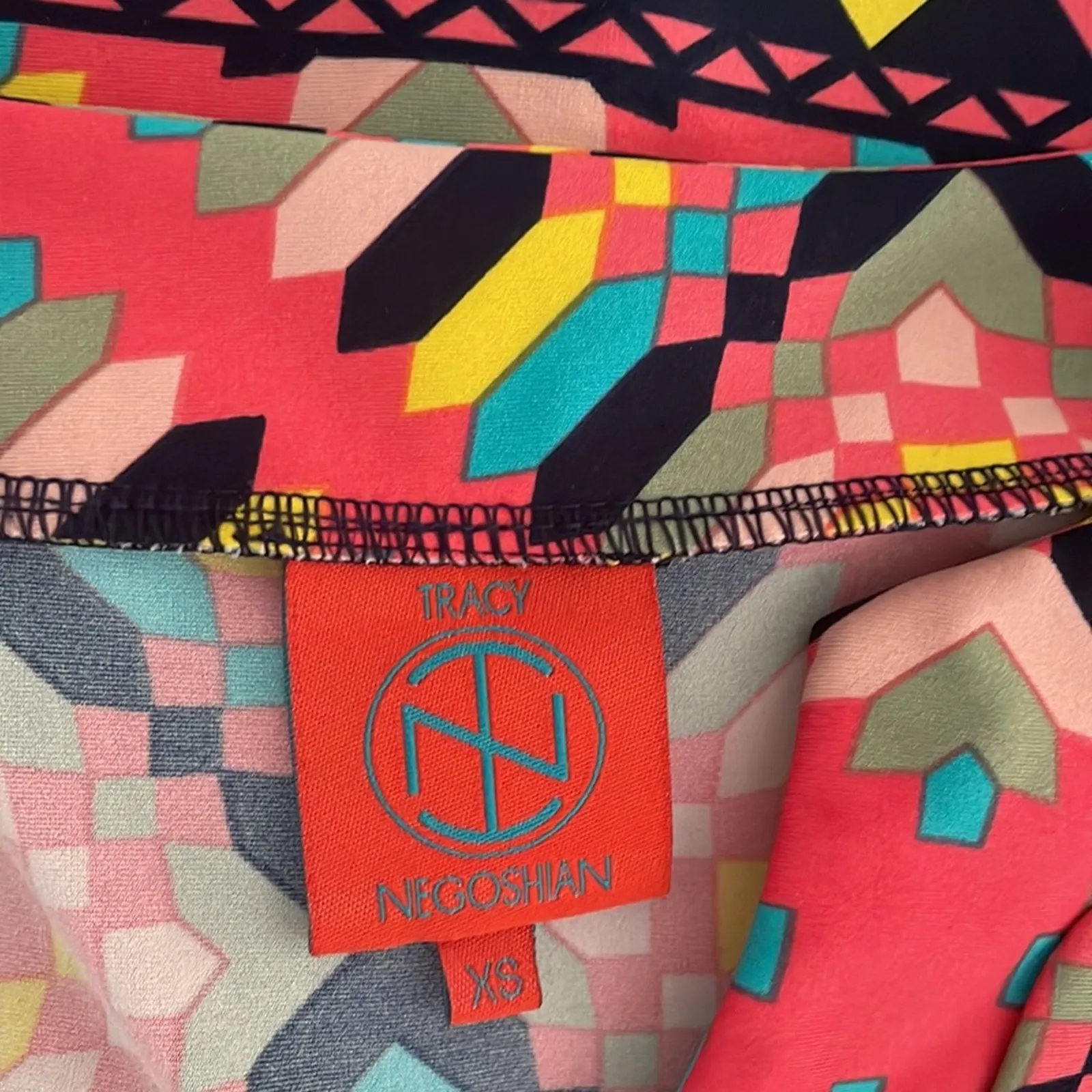 Tracy Negoshian Coral Diamond Geo Stretchy Shift Dress Size XS Preppy Teacher - Image 3