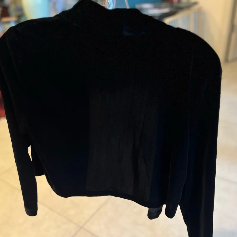 Calvin Klein women’s black velvet jacket. Size M - Image 3