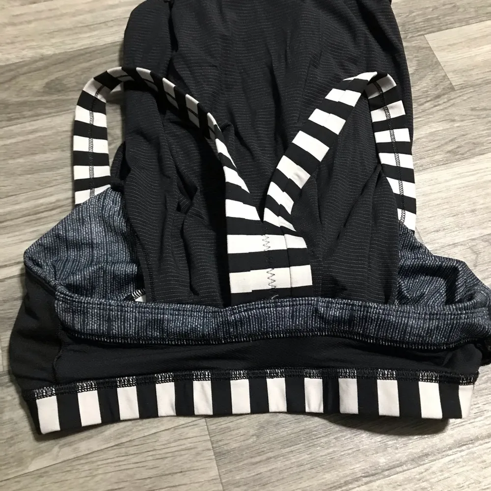 Lululemon Black and White built in bra; size 6 - Image 7