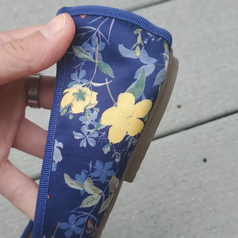 Lands' End Floral Pattern Fabric Ballet Flats with Leather Toe - Image 10