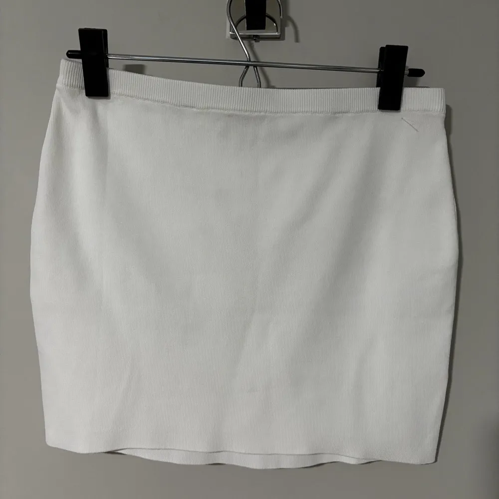House of CB Mariella White Knit Mini Skirt Size M - Image 4