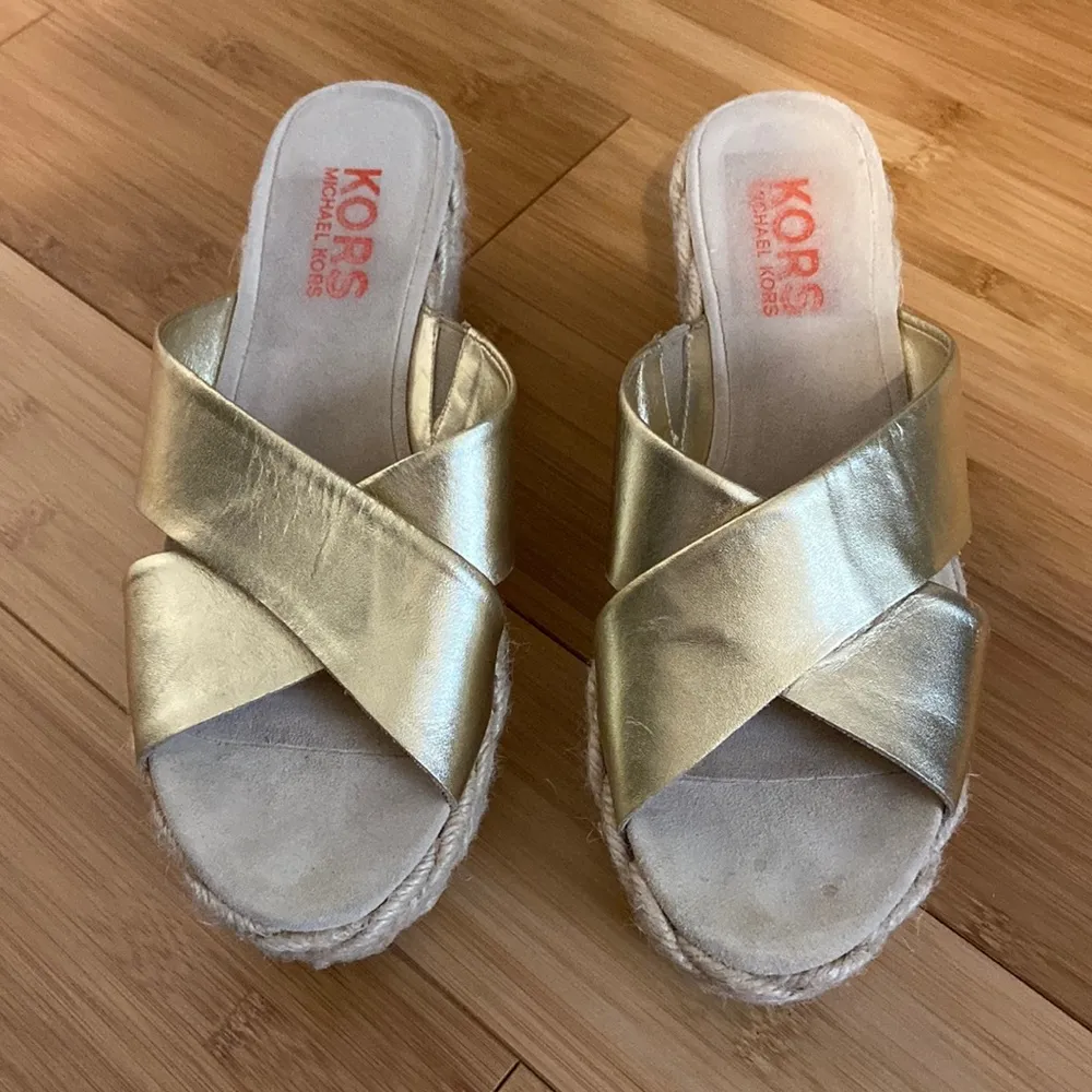KORS Michael Kors Gold Leather Criss Cross Platform Wedge Espadrille Sandals 9.5 - Image 3