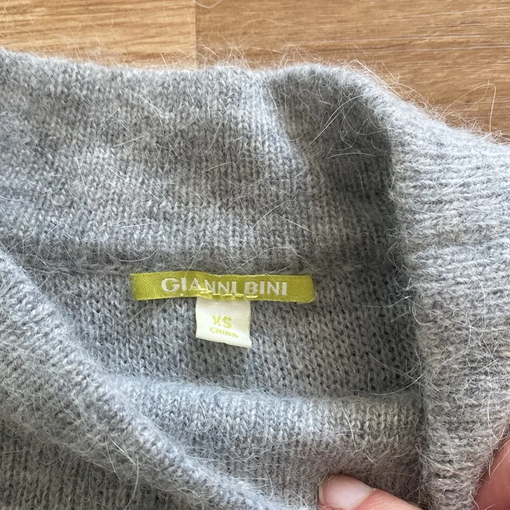 Gianni Bini Fuzzy Cropped Tiered Sleeve Mock Neck  Sweater Gray sz XS - Image 3