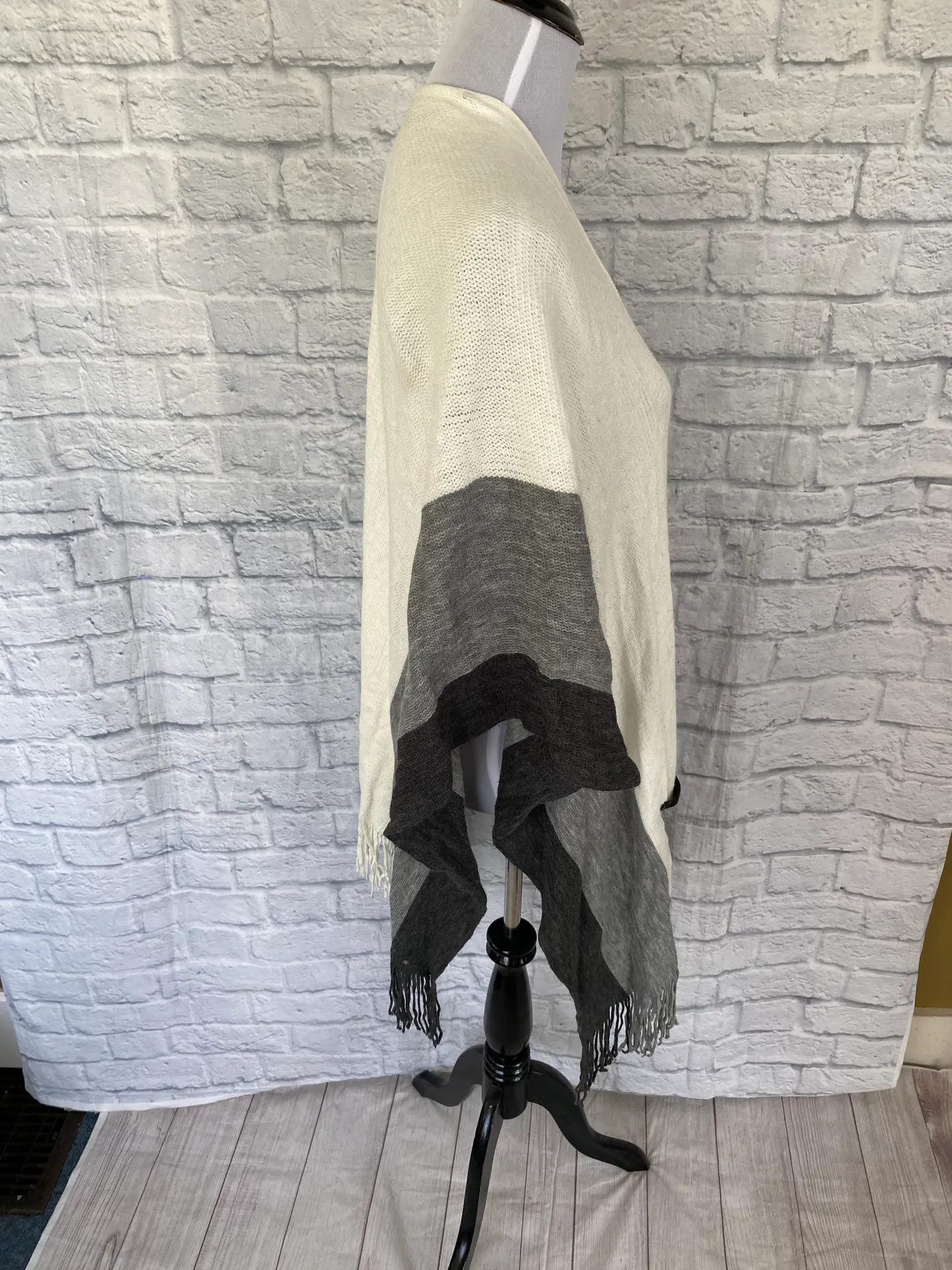 Apt. 9  women OS sweater wrap with front pockets & fringe hem white/grey  - Image 4