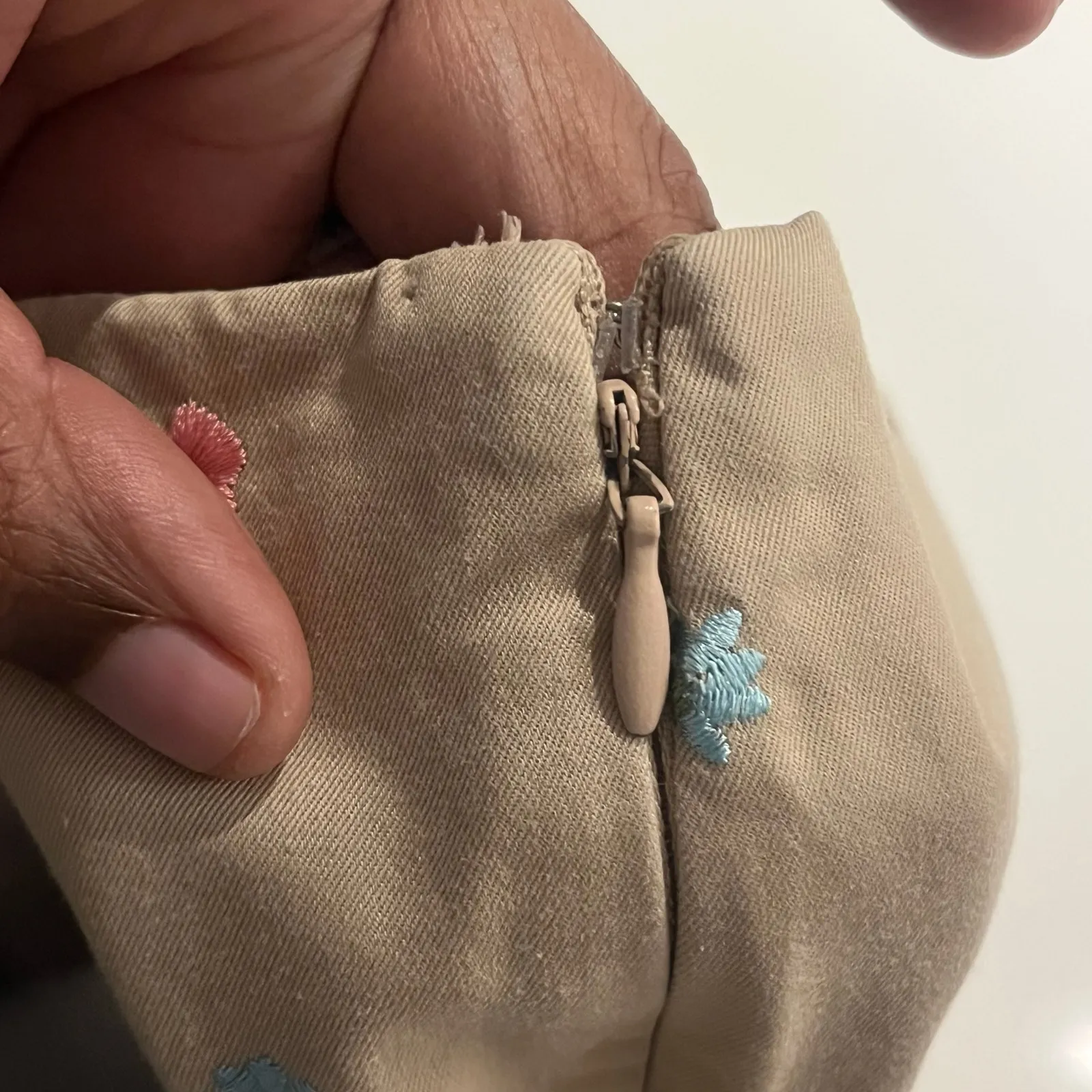 Liz Claiborne Women 12 Tan Colorful‎ embroidered Flowers Lined Carpi Pants Y2K - Image 7