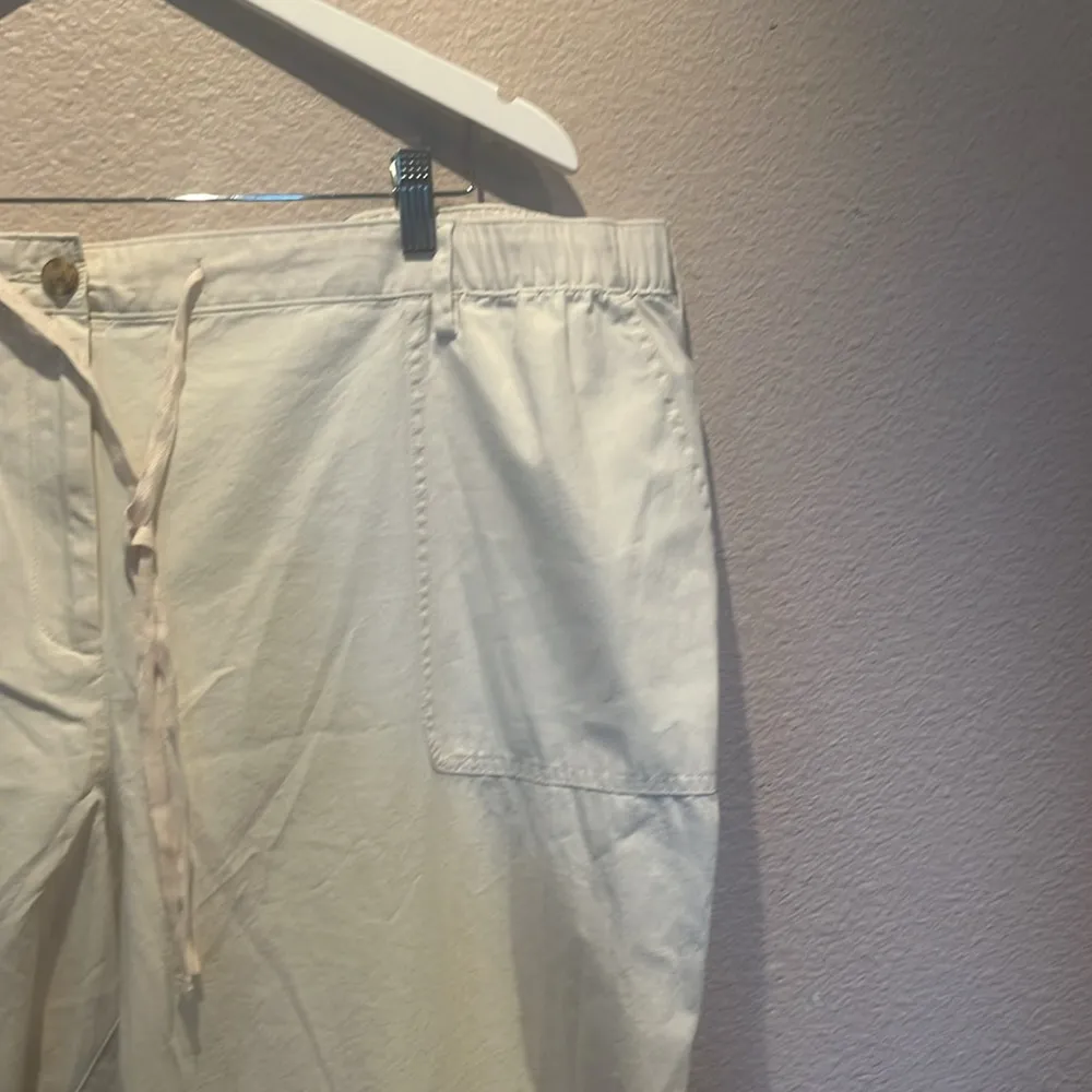 Lands’ End Women’s Light Khaki Mid Rise Straight Leg Button roll cuff pants 24W - Image 5