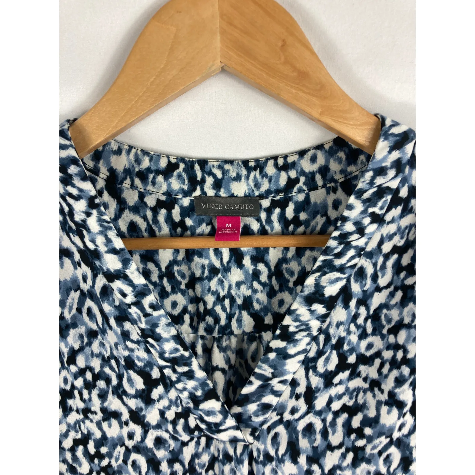 Vince Camuto Patterned V Neck Sleeveless Blouse Blue White Size Medium - Image 2