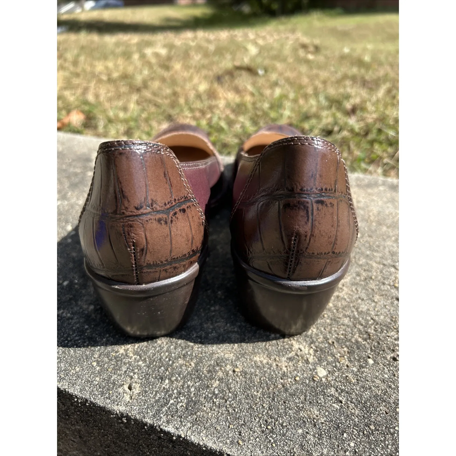 Clarks Artisan Collection Women‎ 9.5 W Dark Red Embossed Leather Loafer Heels - Image 3