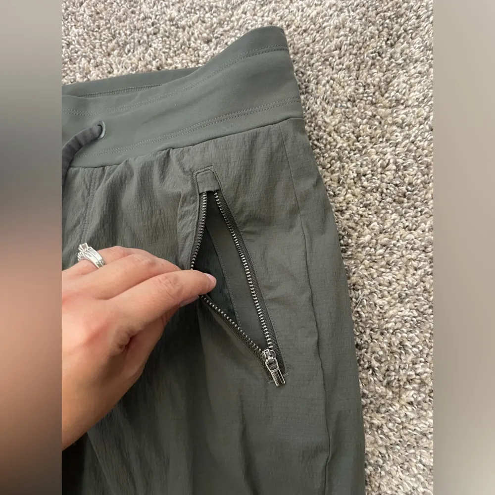 Women’s Athleta Trekkie North Outdoor Jogger Pants Forest Green Size 4 - Image 4