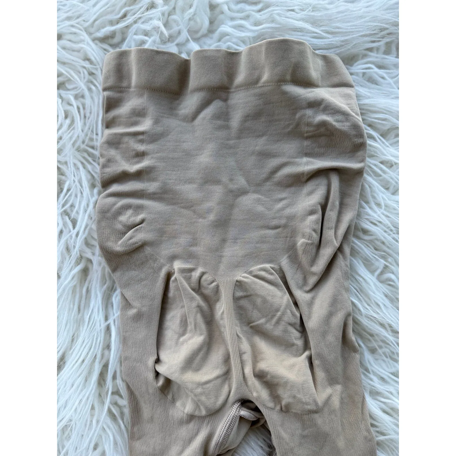 Skims Seamless Sculpt High Waisted Mid Thigh Short
Clay Size Small - Image 8