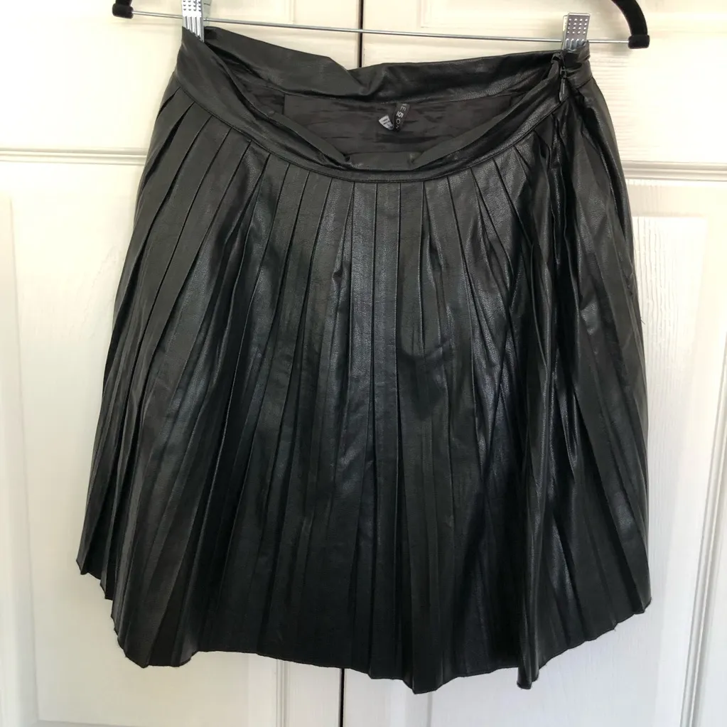 Black Faux Leather Pleated Mini Skirt Size 6 - Image 2