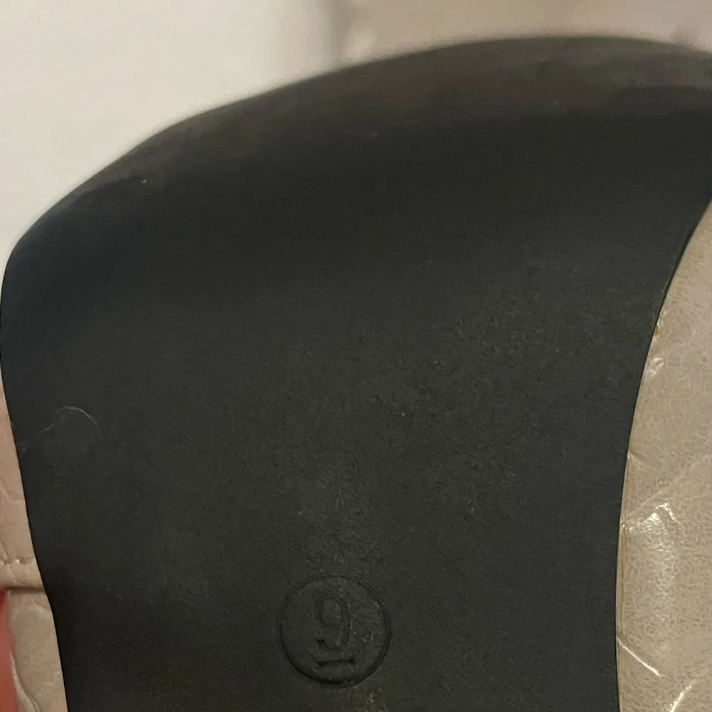 Grey Crocodile-Embossed heeled Ankle Boots size 9! Like new - Image 7