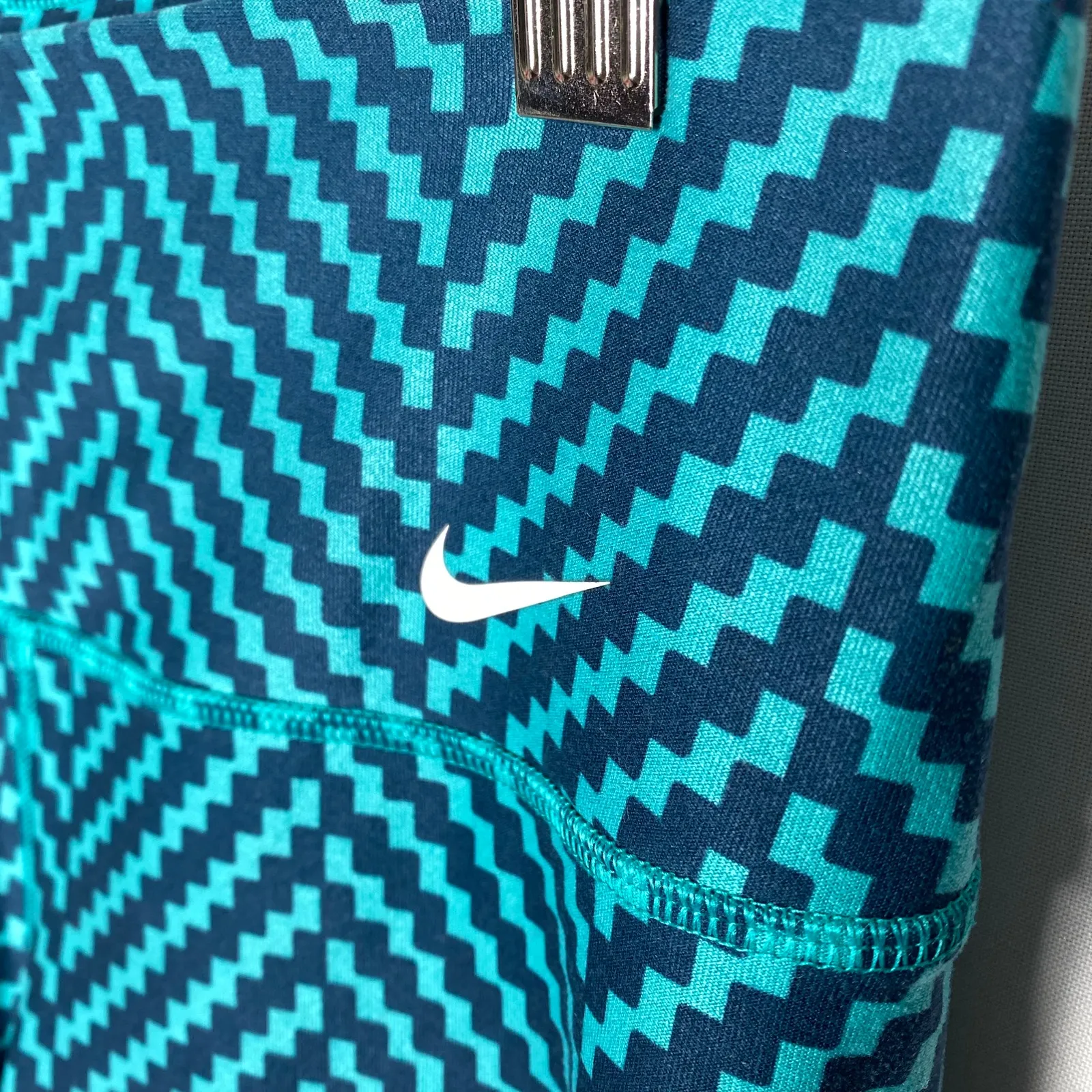Nike Chevron Capri Leggings Size XS Legend 2.0 Training Dri-Fit Athletic Zig Zag - Image 2