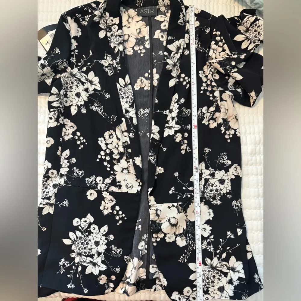 SALE 🏷️ ASTR Floral Blazer Size Small - Image 4