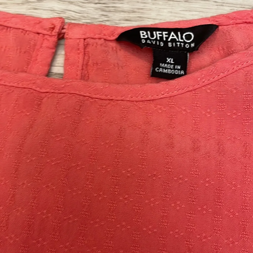 Buffalo Melon Color Short Sleeve Tie Front Keyhole with Button Back Top Size XL - Image 8