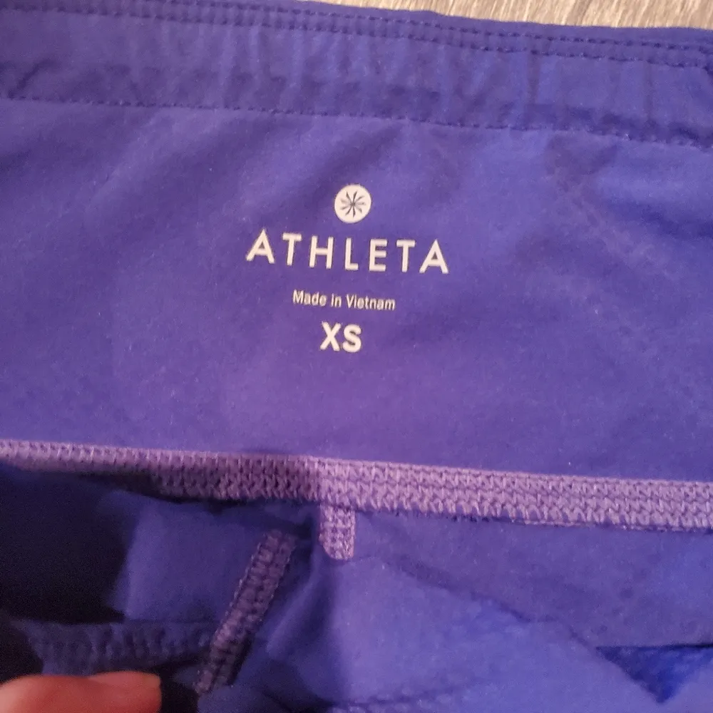 Athleta purple crop leggings size xs very light weight and comfortable material - Image 4