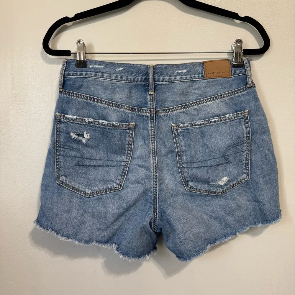 American Eagle Medium Wash High Waisted 90s Boyfriend Short Distressed Size 4 - Image 6