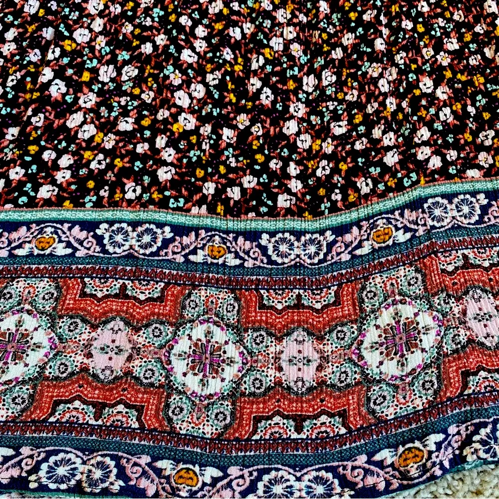 Dark Floral Print Mixed Media Short Sleeve Tiered Maxi Dress Size Small Like New - Image 4