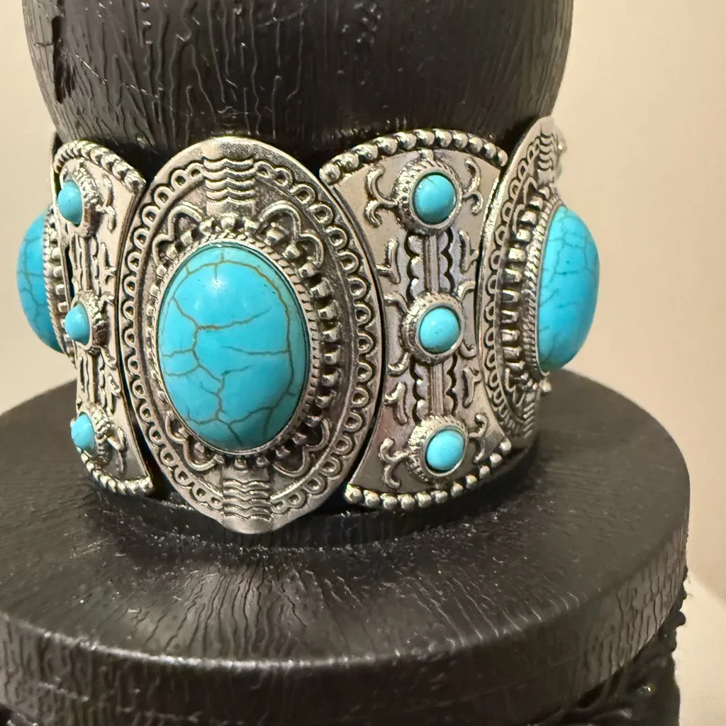 Silver and Faux Turquoise Jewelry Set - Image 3