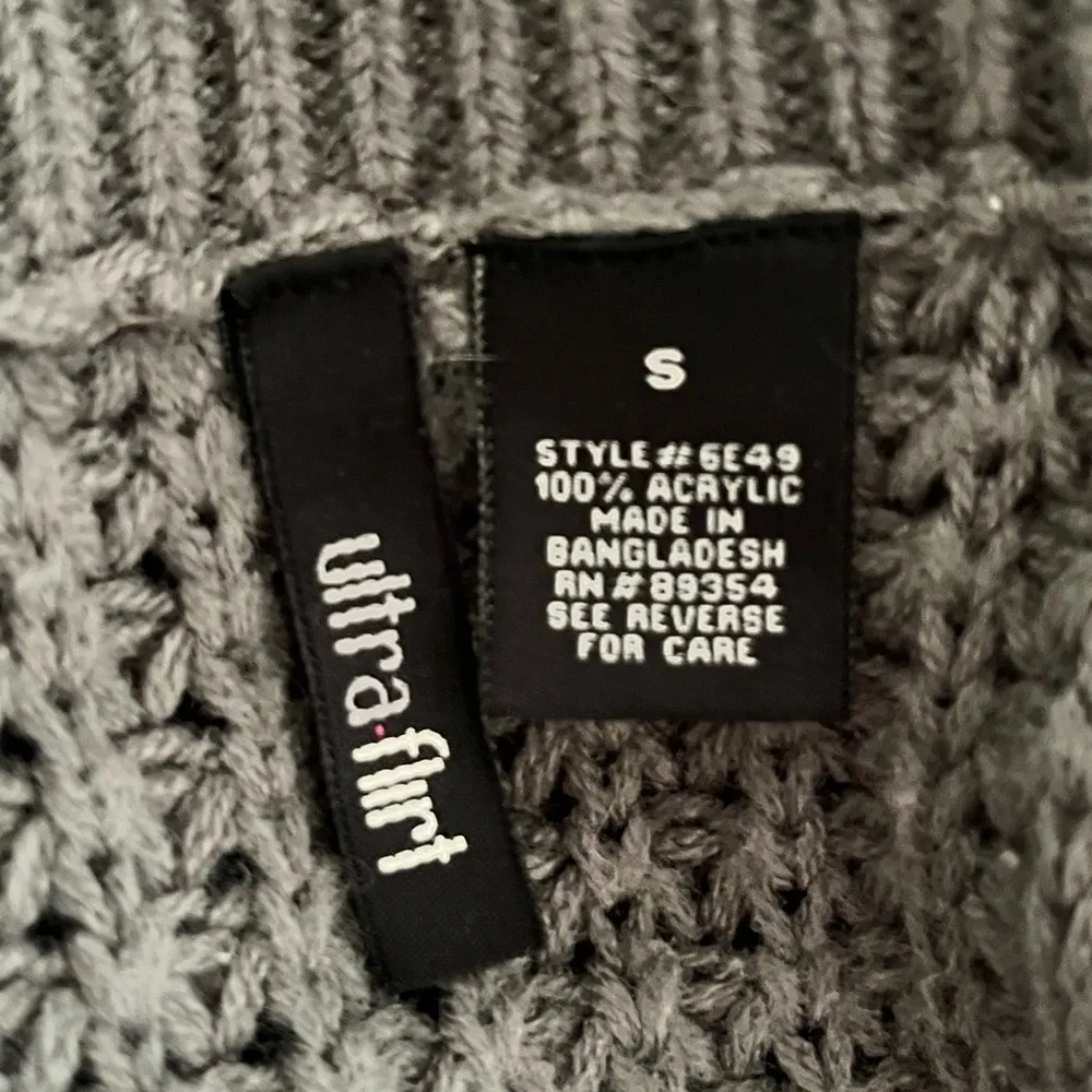 Gray and white striped waffle knit sweater - Image 5