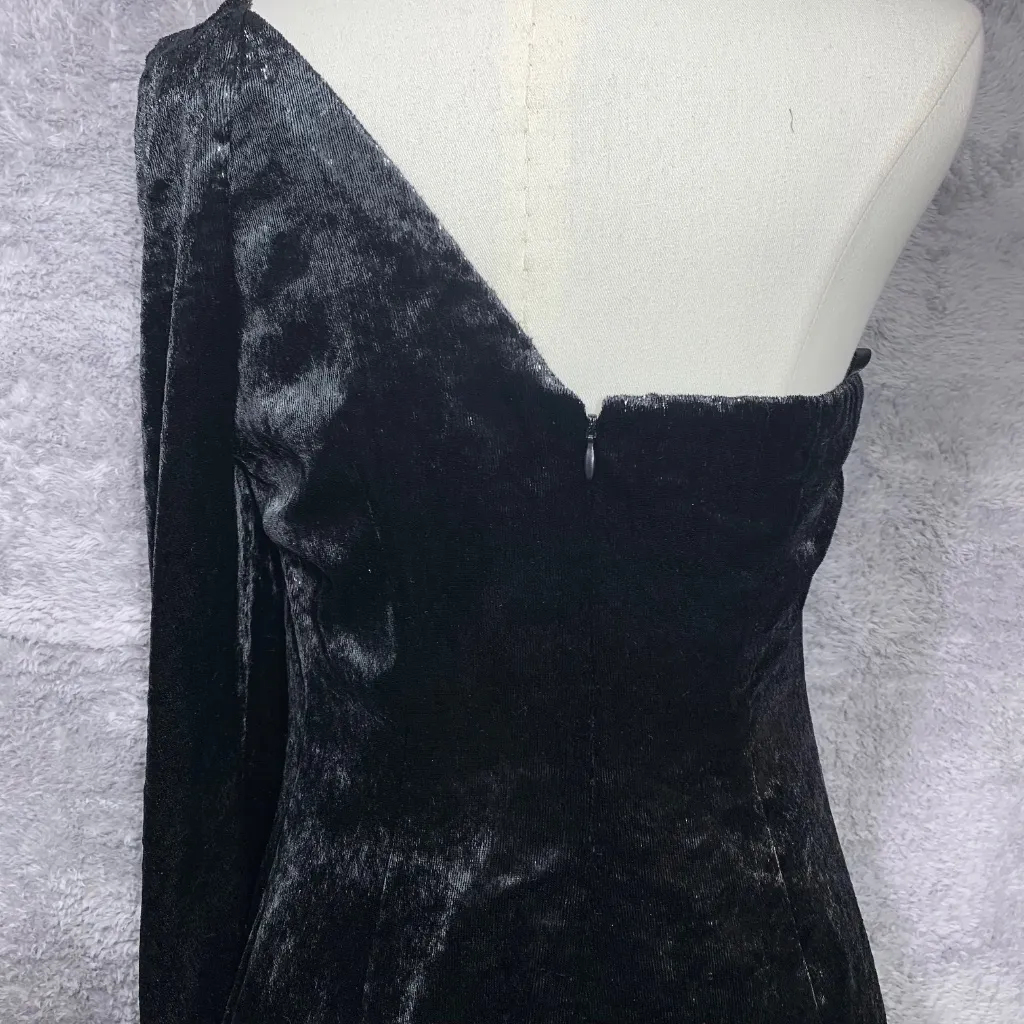 BCBGMAXAZRIA Women’s Black One Shoulder Velvet Cocktail Dress Size 4 NWT - Image 5