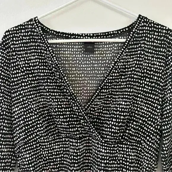 Ann Taylor Women's V-Neck 3/4‎ Sleeve Black And White Abstract Blouse Size Large - Image 7