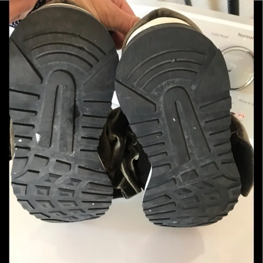 Joshua Green Velvet Bow sneaker. Size 9 - Image 8