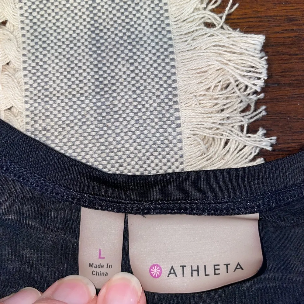 womans size large black athleta brand tank top with cinch side - Image 2