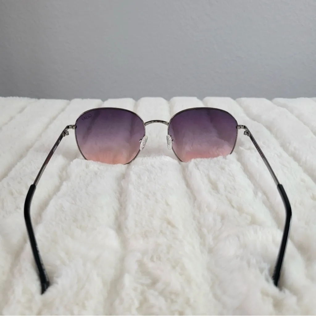 Quay Australia - Jezabell Sunglasses in Gunmetal/ Navy to Peach Lens new in case - Image 8