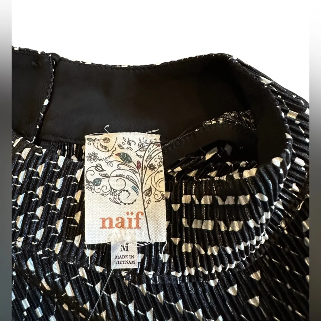 NWT - Black and White Sleeveless Blouse. - Image 6