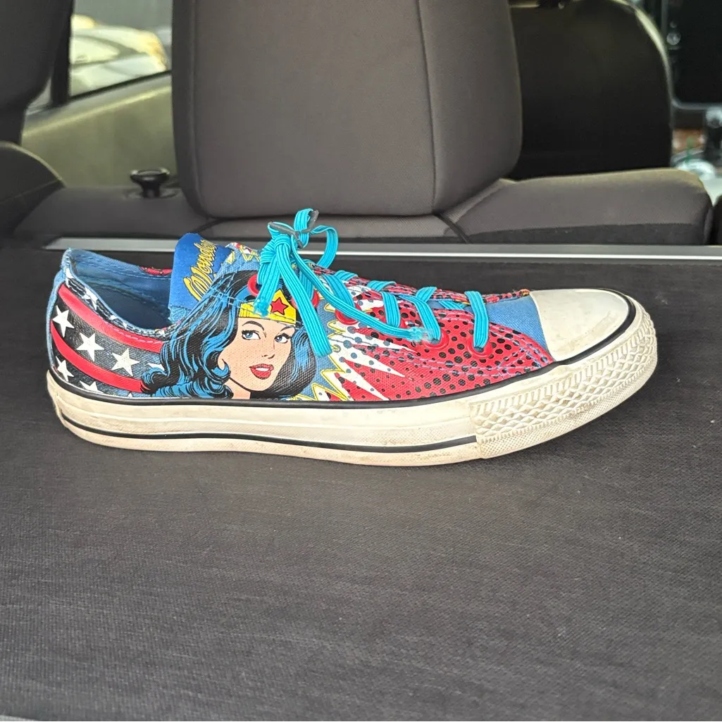 CONVERSE DC Comics Wonder Woman 131719F Low Top Sneakers EUC Wmn 8 ; Men 6 - Image 3